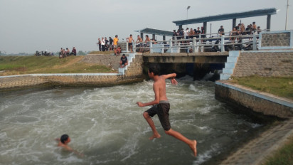 Keseruan Libur Sekolah di Jombang, Puluhan Pelajar Pilih Asik Bermain di Sungai Ketimbang Main Gadget di Rumah