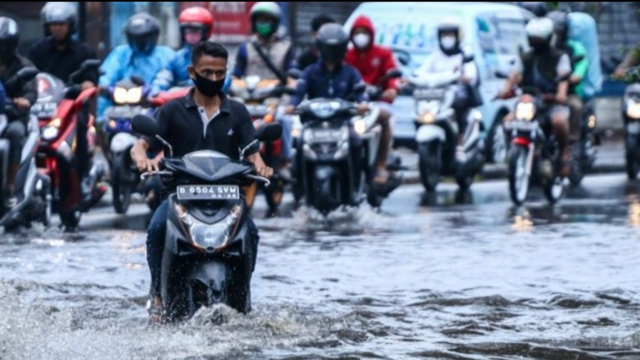 Imbas Hujan, Tiga RT di Jakarta Barat Tergenang
            - galeri foto