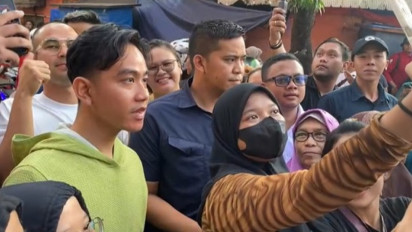 Gibran Bagi-Bagi Buku dan Susu Ditemani Raffi Ahmad di Pasar Manggis Jakarta Selatan
