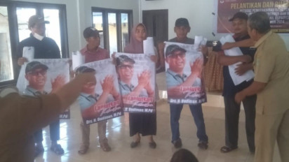 Oknum Kades di Lutim Terang-Terangan Bagikan Poster Bakal Calon Bupati, Diduga Terlibat Politik Praktis