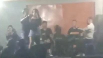 Gegara Pengaruh Miras, Seorang Kepala Sekolah di Purworejo Tendang Biduan Dangdut dari Atas Panggung