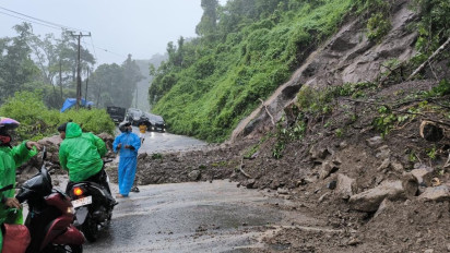 9 Titik Longsor di Mallawa Maros Sebabkan Macet Parah