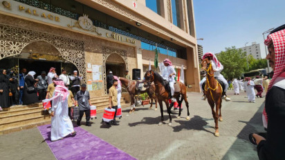 Tarian Ardah Khas Arab dan Shalawat Badar Hantar Kepulangan Jemaah Haji dari Makkah