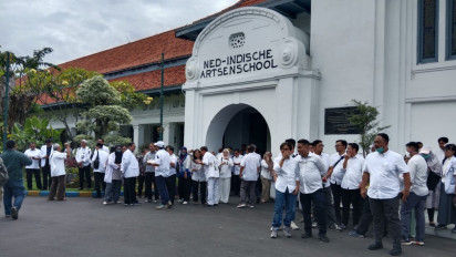 Buntut Dekan FK Unair Dicopot, Guru Besar dan Mahasiswa Gelar Aksi Ancam Mogok