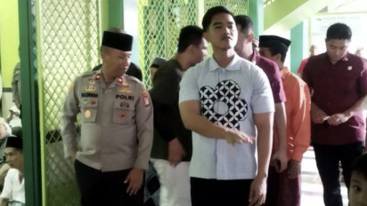 Kaesang Blusukan ke Tanjung Priok, Ikut Jumatan di Masjid Warga