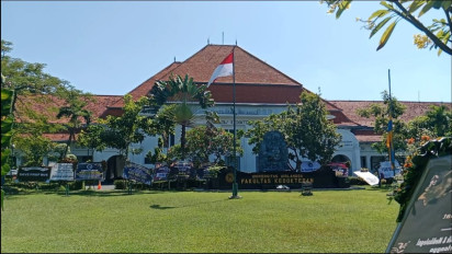 Pasca Dekan FK Unair Dicopot, Karangan Bunga Dukungan kepada Prof Bus Terus Berdatangan