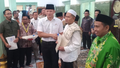 Tanpa Kepastian Hukum Ratusan Tahun, Menteri ATR Berikan Sertifikat Wakaf Kawasan Makam Sunan Giri