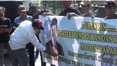 Carut Marut PPDB, Warga Coret Poster Mendikbud Ristek dan Menuntut Nadiem Makarim Mundur dari Kursi Menteri