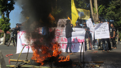 Demo Tolak Penghapusan Honor Guru Non-NIP di Lumajang Ricuh, Massa Bakar Keranda Bergambar Pj Bupati dan Sekda