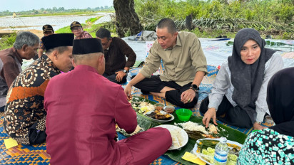 Diundang Makan Beralas Daun, Bachyuni Deliansyah Didaulat Warga Maju Cabup