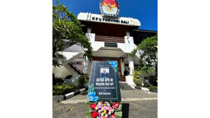 BEM Unud Kirim Karangan Bunga ke KPU Bali, Ucapkan Selamat dan Sukses Atas Dipecatnya Hasyim Asy'ari