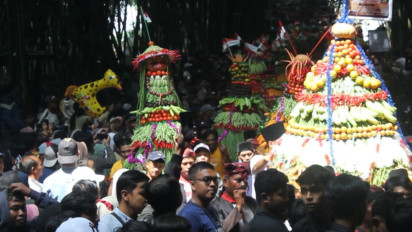 Tradisi Grebeg Suro, Warga Lereng Gunung Semeru Arak Gunungan Hasil Bumi dan Tanam Kepala Sapi