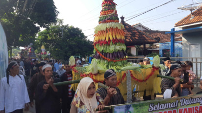 Peringati Tahun Baru Islam 1446 H, Warga Probolinggo Gelar Kirab Puluhan Gunungan Hasil Bumi