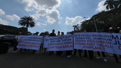 June Indria Ajukan PK, Korban Lakukan Aksi di Depan Patung Kuda