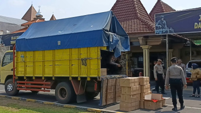 Truk Pengangkut 925 Botol Arak Bali Disergap Polisi di By Pass Kota Mojokerto