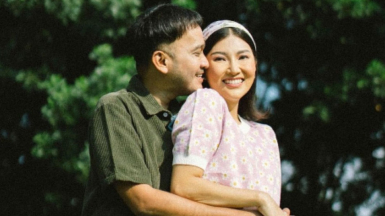 Satu Hari Sebelum Sidang Gugatan Cerai, Ruben Onsu dan Sarwendah Terlihat Akur dan Harmonis, tapi saat Jalan Agak Jaga Jarak?
            - galeri foto