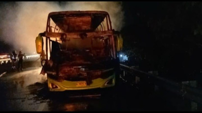 Bus Gunung Harta Hangus Terbakar di Tol Jombang - Mojokerto, Seluruh Penumpang Selamat