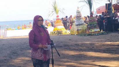 Upacara Adat Larung Sesaji, Bupati Blitar Ikut Berebut Tumpeng bersama Warga