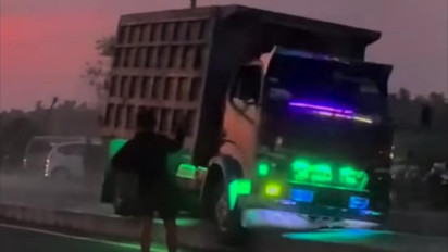 Viral Truk Ugal-ugalan Terobos Pembatas JJLS di Bantul, Polisi Tilang Pengendara