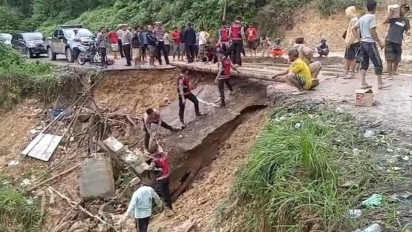 Jalan Lintas Kabupaten Amblas Pasca Diguyur Hujan