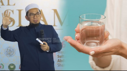 Minta Air Doa ke Kyai Demi Dikepung Aliran Rezeki Memang Boleh dalam Islam? Ustaz Adi Hidayat Tegaskan Perbuatan itu...