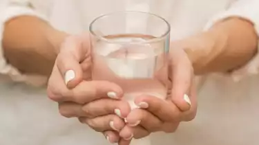 Ilustrasi minta air doa kepada kyai agar membuka rezeki mengalir deras