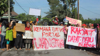 Jalan Rusak Tak Kunjung Diperbaiki, Ratusan Warga di Gentengan Lumajang Gelar Aksi Blokade Jalan