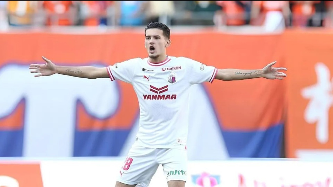 Tak Terima Cuma Jadi Pemain Cadangan, Wolves Ingin Bawa Pulang Justin Hubner dari Cerezo Osaka
            - galeri foto