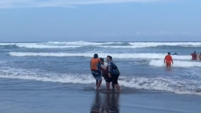 Lima Wisatawan Terseret Ombak Pantai Parangtritis, Dua Orang Dinyatakan Meninggal