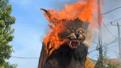 Heboh! Aksi Pria Ini Bikin Ogoh-ogoh Terbakar Hebat, Warga Cirebon Langsung Panik