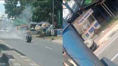 Detik-detik Ban Truk Terguling Tabrak Gerobak Es di Maros