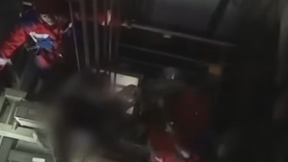 Damkar Evakuasi 4 Orang Terjebak di Lift Gedung Kemayoran Jakpus, Begini Penampakannya