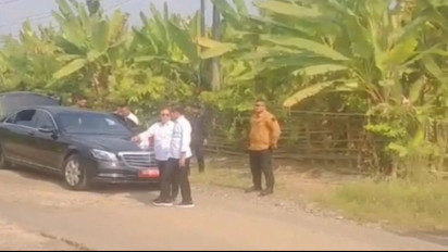 Dan Terjadi Lagi, Jokowi Turun dari Mobil dan Cek Jalan Rusak di Lampung Selatan