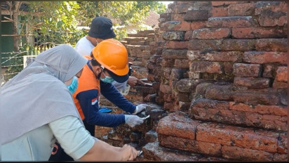 Cegah Tumbuhnya Spora, BPCB Jawa Timur Lakukan Konservasi Pembersihan Batu Bata di Candi Ngetos Nganjuk