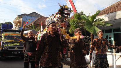 Semarak Tradisi Satu Suro, Warga Arak Tumpeng, Gunungan Hasil Bumi hingga Miniatur Kerbau Jajanan Pasar