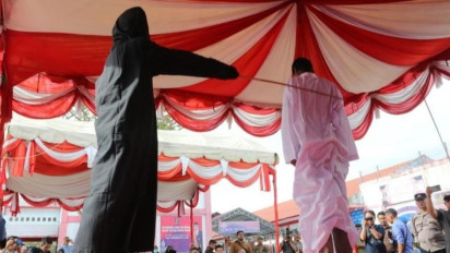 Kepergok Mesum dengan Teman Kencan, Oknum Polisi di Aceh Dihukum Cambuk