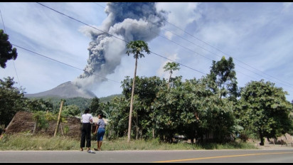 Sebulan Hidup Dengan Letusan Lewotobi, Warga Pasrah Dalam Ketakutan