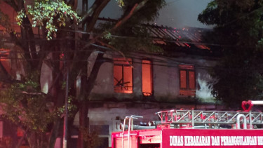 Bangunan Bekas Hotel di Dekat Stasiun Bandung Dilalap Si Jago Merah, Apa Penyebabnya?