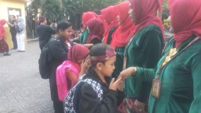 Hari Pertama Masuk Sekolah, Siswa di SDN 1 Kemayoran Bangkalan Pakai Seragam Adat Sakera dan Marlena