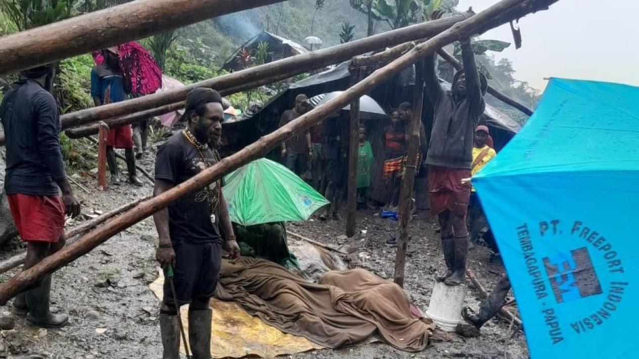 Tujuh Orang Jadi Korban Longsor di Kawasan Pendulangan Emas Tradisional Tembagapura
            - galeri foto
