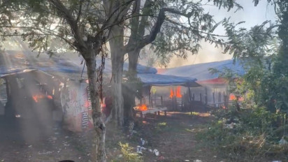 Meresahkan, Polisi Bakar Arena Judi Sabung Ayam di Maros