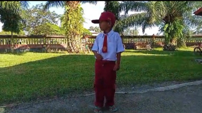 Tidak Punya Uang Beli Sepatu, Seorang Murid SD di Mamuju Pakai Sandal Jepit Di Hari Pertamanya Sekolah.