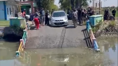 Jembatan Penghubung Desa Kedungpeluk Satu-satunya Ambruk, Warga Terancam Terisolasi