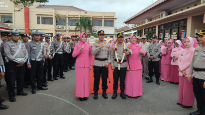 Pisah Sambut Kapolres Purworejo Lama dan Baru Diiringi Ratusan Vespa Tua