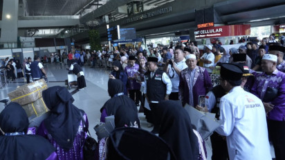 Shalawat Menggema di Terminal 3 Soetta saat Petugas Haji Tiba, Jemaah: Kami Menyambut Pejuang Luar Biasa