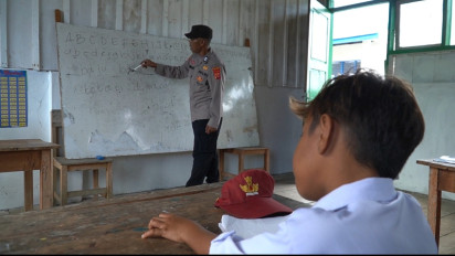 Kisah Polisi Aiptu Mardiyanto Jadi Relawan Guru SD di Desa Terpencil di Buton Demi Berantas Buta Aksara