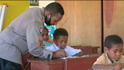 Bripka Septinus Arui Selamatkan Sekolah Nyaris Tutup, Otokritik saat Citra Polri yang Tergerus Oknum Anggota Nakal