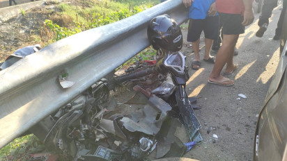 Mobil SUV Dikemudikan Lansia Seruduk 4 Motor di Raya Krikilan Gresik, Satu Korban Tewas