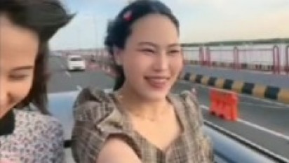 Aksi Dua Wanita Ngevlog dari Sun Roof Mobil di Jembatan Suramadu Viral di Media Sosial