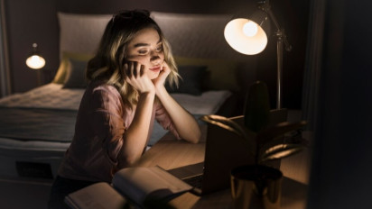 Lelah Berproses Seharian? Yuk, Isi Kembali Kekuatanmu dengan Membaca Doa Malam Kristen agar Lebih Semangat Berproses Besok